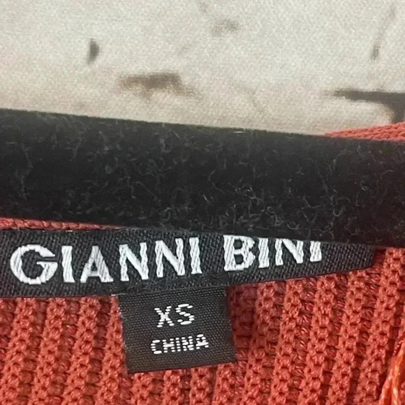 GIANNI BINI Women's XS Cropped Madelyn Ribbed Sweater Off the Shoulder Rust Fall - Picture 3 of 9